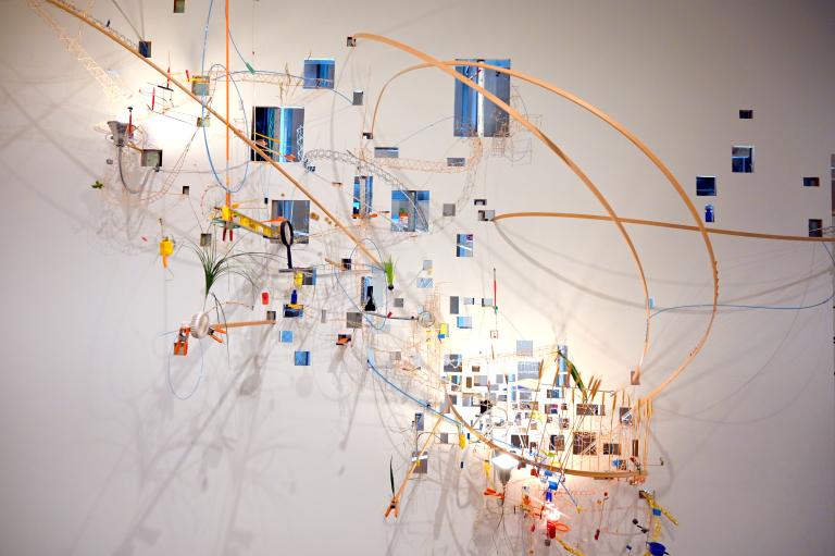 Sarah Sze (1999), Nahtlos, London, Tate Gallery of Modern Art (Tate Modern), Materials and Objects 11, 1999, Bild 3/10