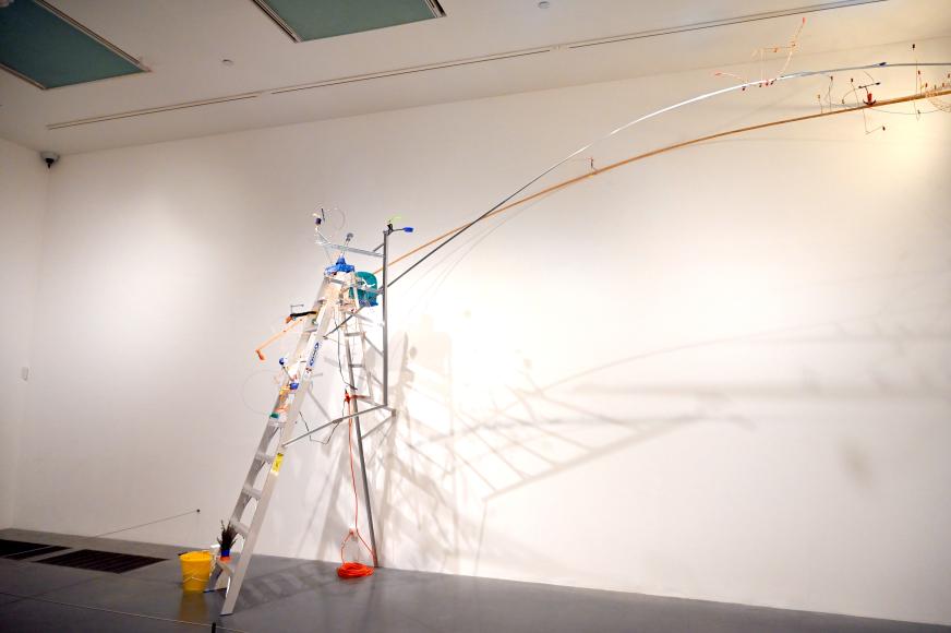 Sarah Sze (1999), Nahtlos, London, Tate Gallery of Modern Art (Tate Modern), Materials and Objects 11, 1999, Bild 4/10
