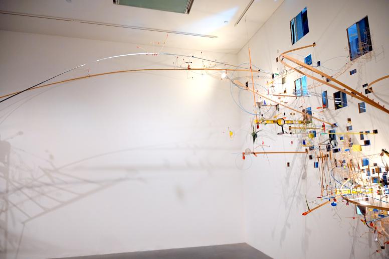 Sarah Sze (1999), Nahtlos, London, Tate Gallery of Modern Art (Tate Modern), Materials and Objects 11, 1999, Bild 5/10