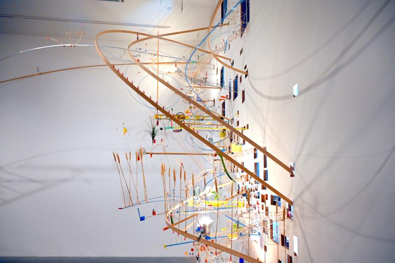Sarah Sze (1999), Nahtlos, London, Tate Gallery of Modern Art (Tate Modern), Materials and Objects 11, 1999, Bild 6/10
