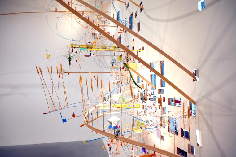 Sarah Sze (1999), Nahtlos, London, Tate Gallery of Modern Art (Tate Modern), Materials and Objects 11, 1999, Bild 7/10
