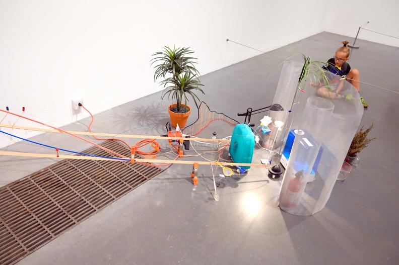 Sarah Sze (1999), Nahtlos, London, Tate Gallery of Modern Art (Tate Modern), Materials and Objects 11, 1999, Bild 8/10