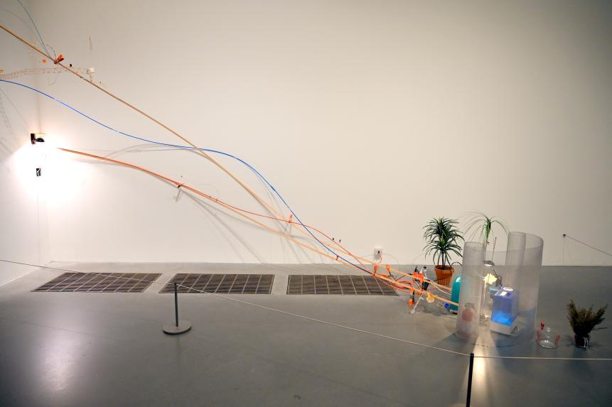 Sarah Sze (1999), Nahtlos, London, Tate Gallery of Modern Art (Tate Modern), Materials and Objects 11, 1999, Bild 9/10