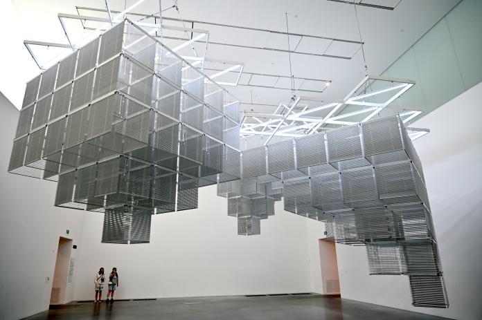 Haegue Yang (2006–2015), Sol LeWitt Upside Down - Struktur mit drei Türmen, erweitert 23 mal, geteilt in drei, London, Tate Gallery of Modern Art (Tate Modern), Materials and Objects 9, 2015, Bild 2/8