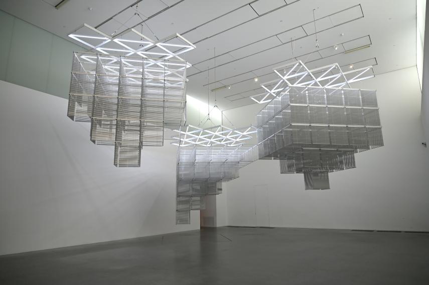 Haegue Yang (2006–2015), Sol LeWitt Upside Down - Struktur mit drei Türmen, erweitert 23 mal, geteilt in drei, London, Tate Gallery of Modern Art (Tate Modern), Materials and Objects 9, 2015, Bild 3/8