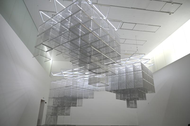 Haegue Yang (2006–2015), Sol LeWitt Upside Down - Struktur mit drei Türmen, erweitert 23 mal, geteilt in drei, London, Tate Gallery of Modern Art (Tate Modern), Materials and Objects 9, 2015, Bild 4/8