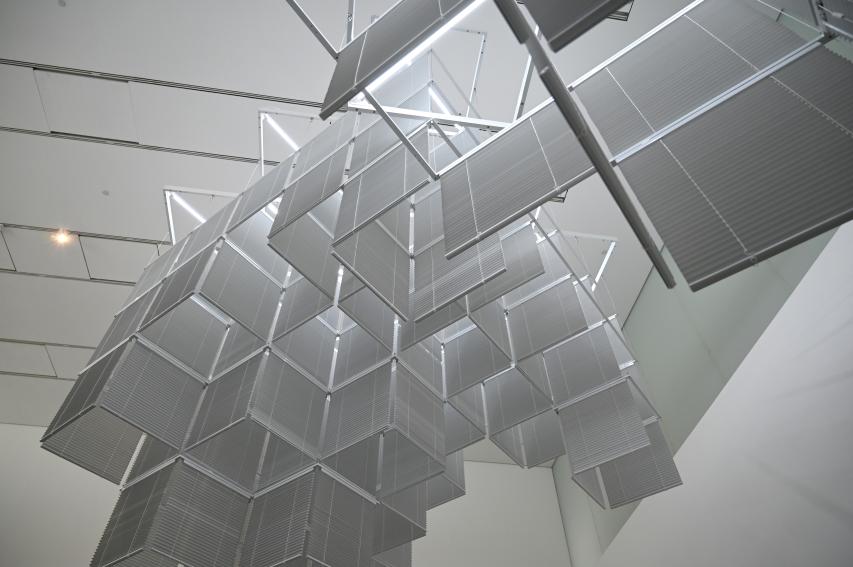Haegue Yang (2006–2015), Sol LeWitt Upside Down - Struktur mit drei Türmen, erweitert 23 mal, geteilt in drei, London, Tate Gallery of Modern Art (Tate Modern), Materials and Objects 9, 2015, Bild 5/8