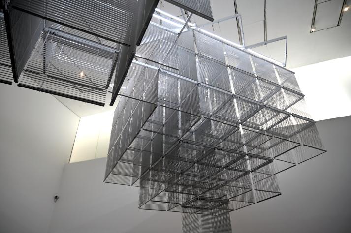 Haegue Yang (2006–2015), Sol LeWitt Upside Down - Struktur mit drei Türmen, erweitert 23 mal, geteilt in drei, London, Tate Gallery of Modern Art (Tate Modern), Materials and Objects 9, 2015, Bild 6/8
