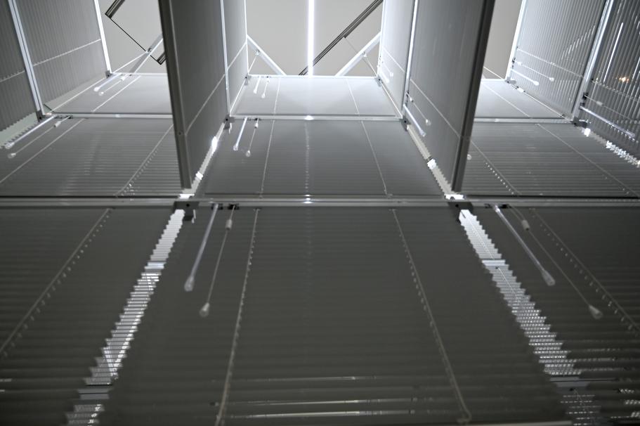 Haegue Yang (2006–2015), Sol LeWitt Upside Down - Struktur mit drei Türmen, erweitert 23 mal, geteilt in drei, London, Tate Gallery of Modern Art (Tate Modern), Materials and Objects 9, 2015, Bild 7/8