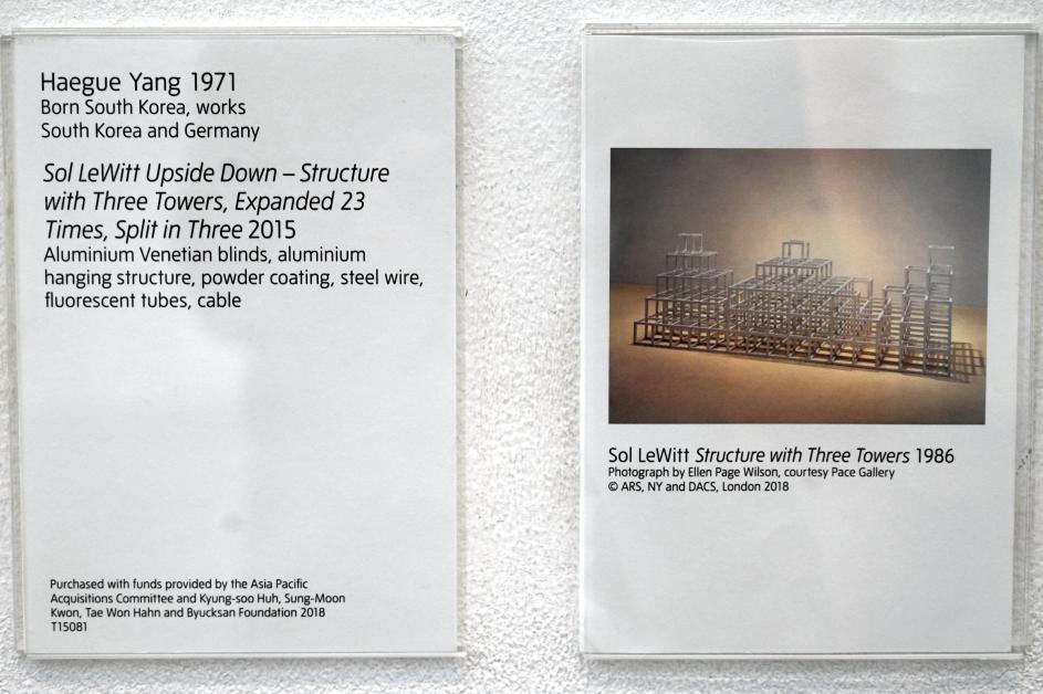 Haegue Yang (2006–2015), Sol LeWitt Upside Down - Struktur mit drei Türmen, erweitert 23 mal, geteilt in drei, London, Tate Gallery of Modern Art (Tate Modern), Materials and Objects 9, 2015, Bild 8/8