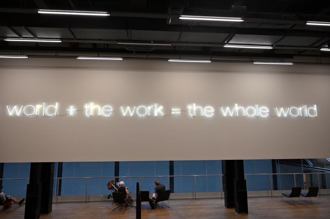 Martin Creed (2000–2004), Work No. 232: the whole world + the work = the whole world, London, Tate Gallery of Modern Art (Tate Modern), Treppenhaus, 2000, Bild 2/3