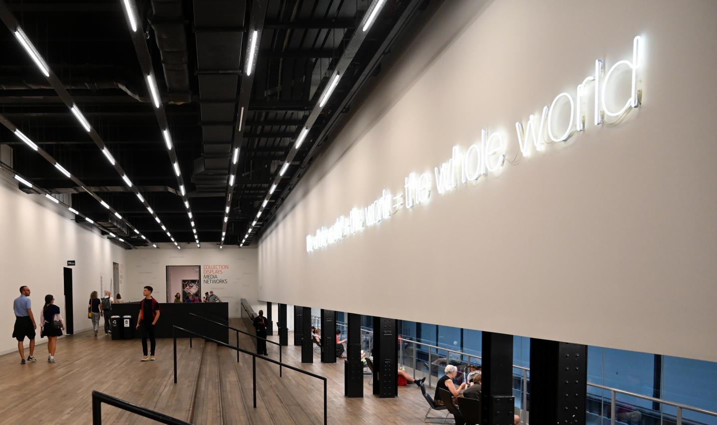 Martin Creed (2000–2004), Work No. 232: the whole world + the work = the whole world, London, Tate Gallery of Modern Art (Tate Modern), Treppenhaus, 2000, Bild 3/3