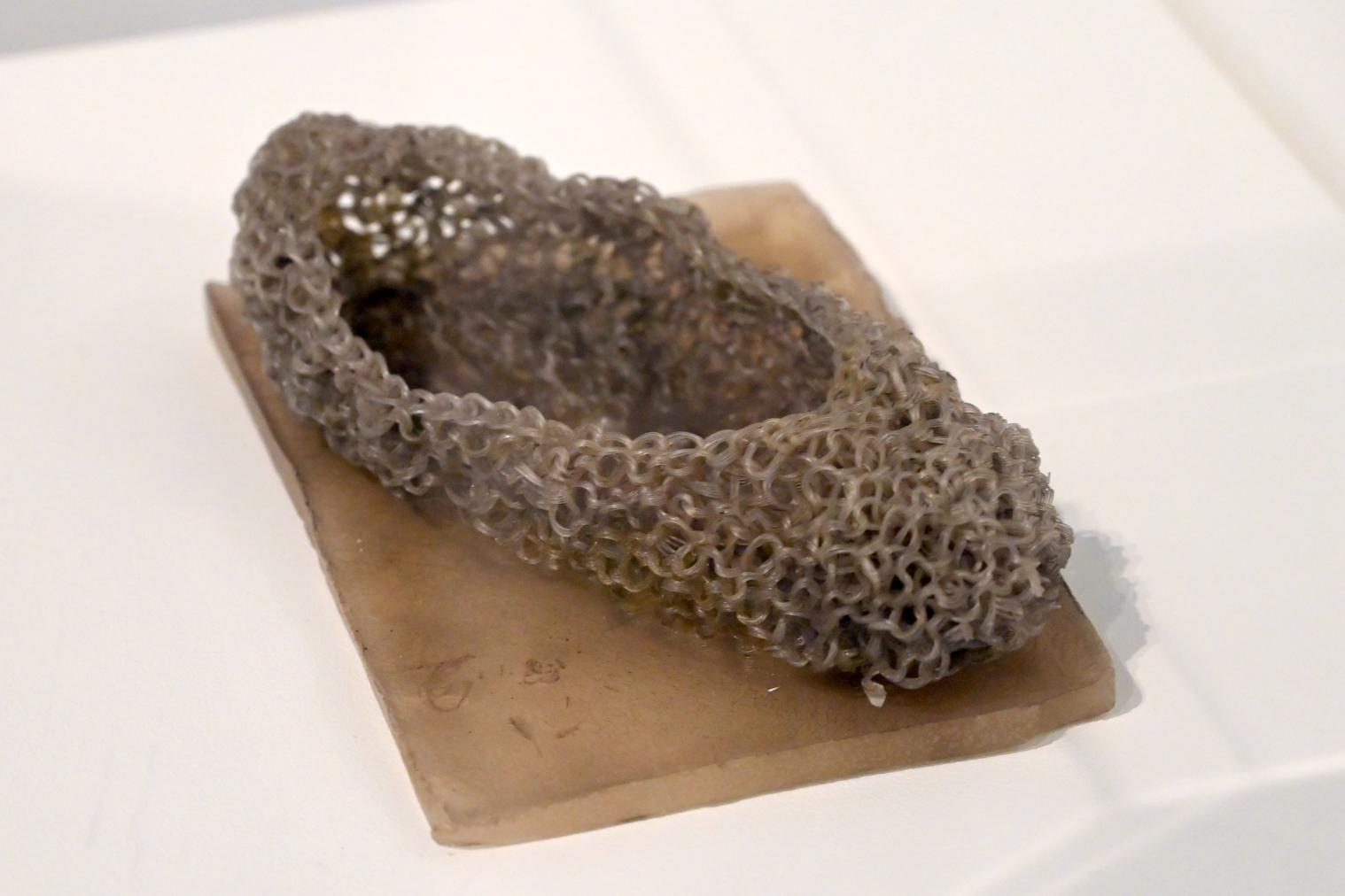 Marisa Merz (1966–1969), Ohne Titel (Kleiner Schuh), London, Tate Gallery of Modern Art (Tate Modern), Materials and Objects 1, 1968, Bild 2/3