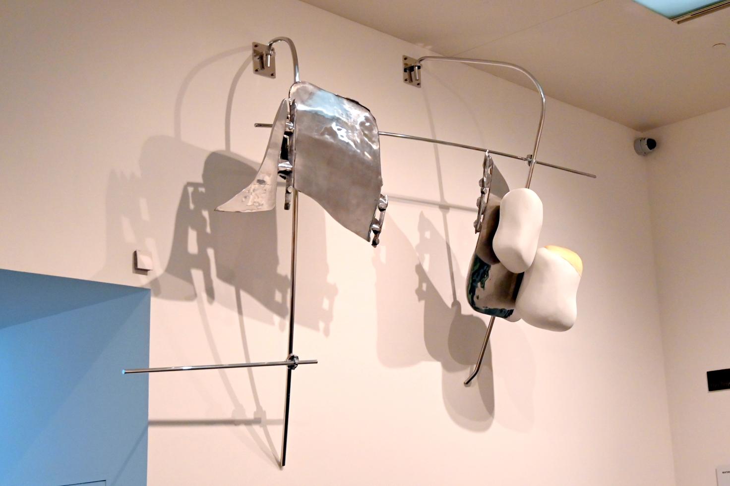 Nairy Baghramian (2016), Schramme am Hals (UL9/10, E), London, Tate Gallery of Modern Art (Tate Modern), Materials and Objects 1, 2016, Bild 2/2