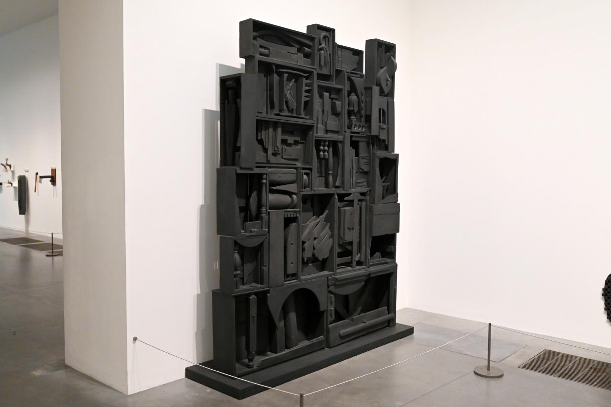 Louise Nevelson (1954–1983), Schwarze Mauer 1959, London, Tate Gallery of Modern Art (Tate Modern), Materials and Objects 7, 1959, Bild 2/3