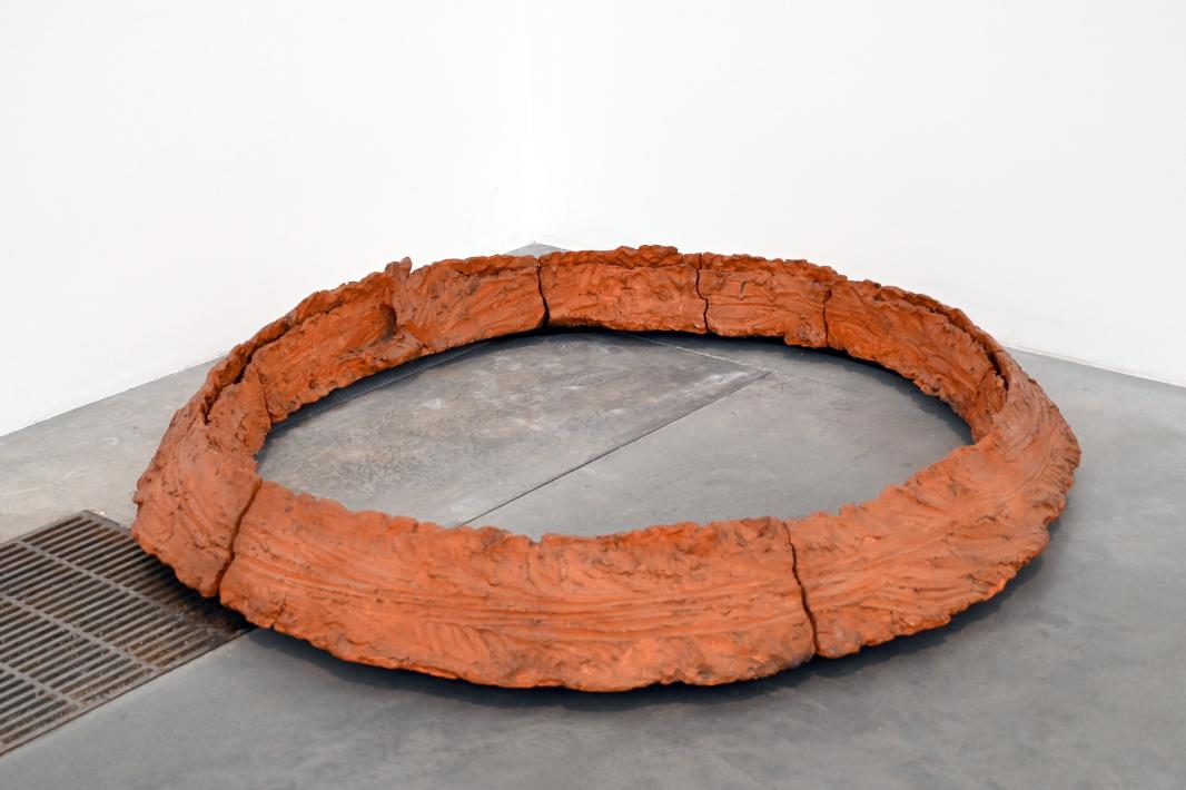 Gilberto Zorio (1969–1977), Terrakotta-Kreis, London, Tate Gallery of Modern Art (Tate Modern), Materials and Objects 5, 1969, Bild 2/4