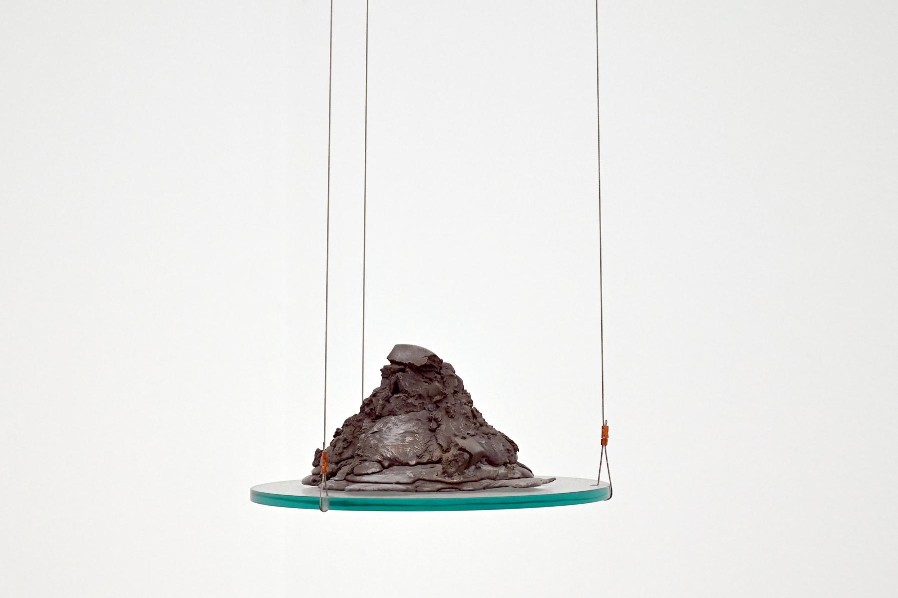 Gilberto Zorio (1969–1977), Terrakotta-Kreis, London, Tate Gallery of Modern Art (Tate Modern), Materials and Objects 5, 1969, Bild 3/4