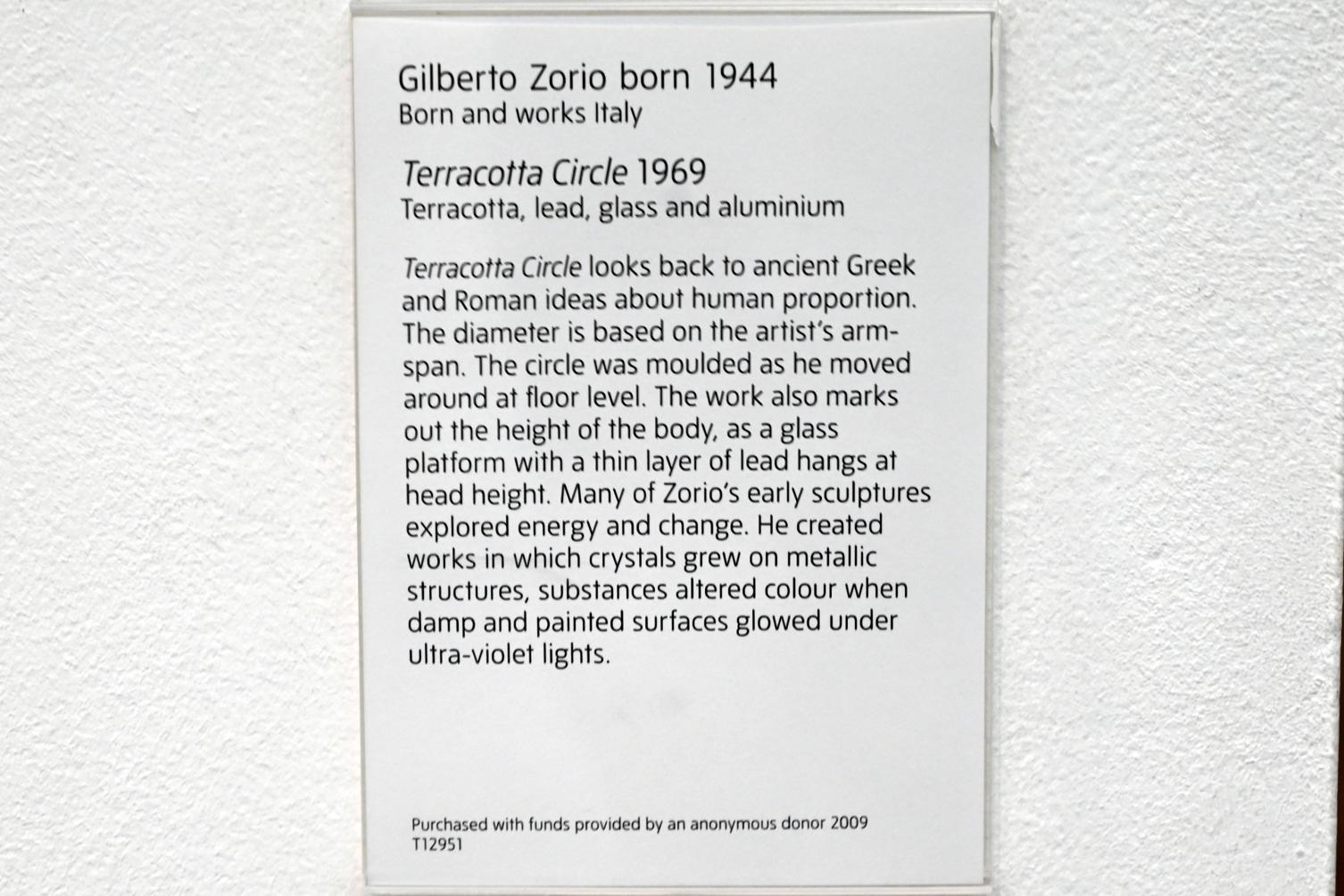 Gilberto Zorio (1969–1977), Terrakotta-Kreis, London, Tate Gallery of Modern Art (Tate Modern), Materials and Objects 5, 1969, Bild 4/4