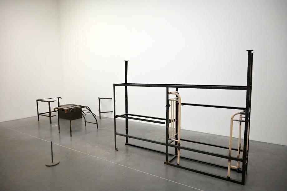 Doris Salcedo (1986–2007), Ohne Titel, London, Tate Gallery of Modern Art (Tate Modern), Materials and Objects 3, 1986, Bild 2/6
