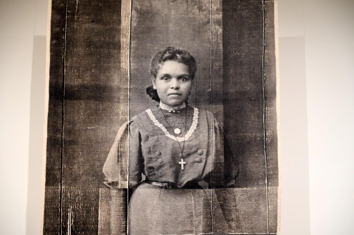 Yhonnie Scarce (2018), Erinnern Sie sich an das Königtum (Granny Melba), London, Tate Gallery of Modern Art (Tate Modern), Colour, 2018, Bild 2/3