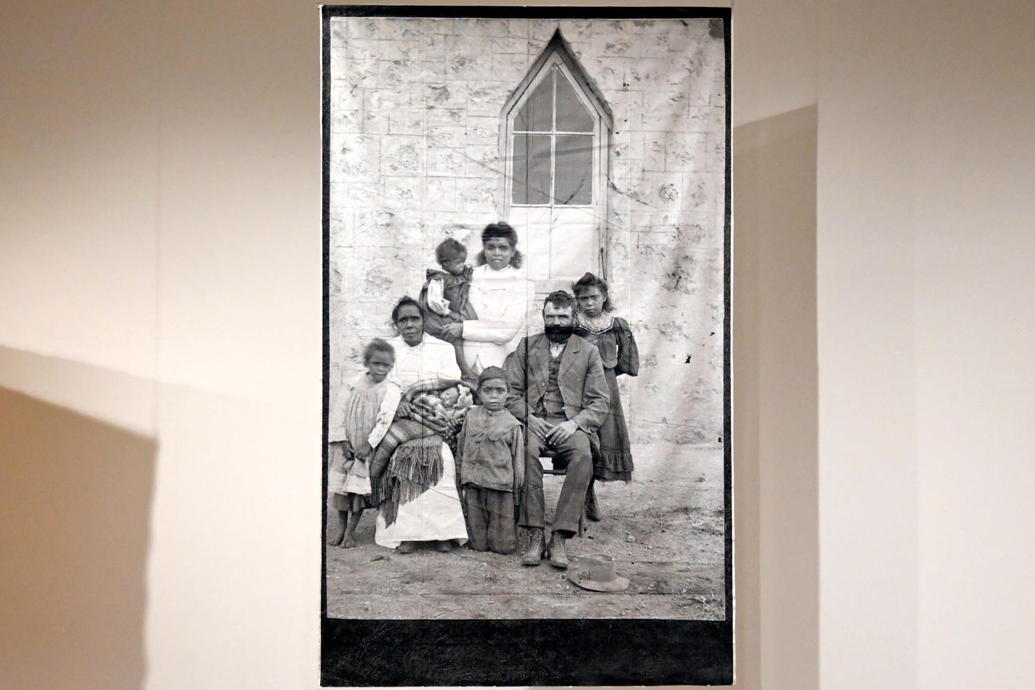 Yhonnie Scarce (2018), Erinnern Sie sich an das Königtum (Familienporträt - Koonibba-Mission), London, Tate Gallery of Modern Art (Tate Modern), Colour, 2018, Bild 2/4