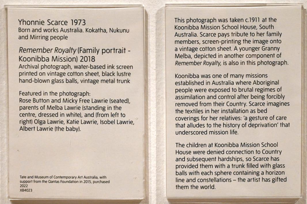 Yhonnie Scarce (2018), Erinnern Sie sich an das Königtum (Familienporträt - Koonibba-Mission), London, Tate Gallery of Modern Art (Tate Modern), Colour, 2018, Bild 4/4
