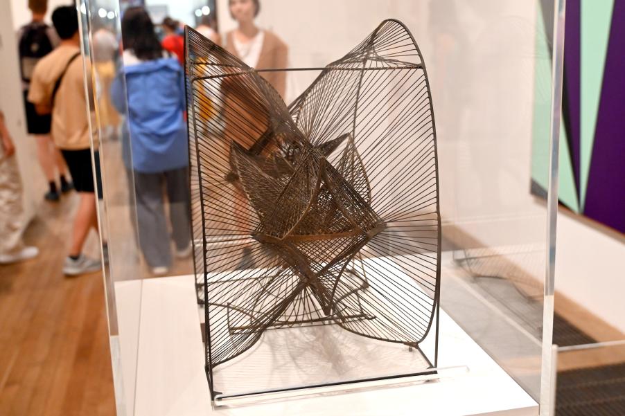 Anton Abramowitsch Pewsner (Antoine Pevsner) (1952–1961), Modell eines Denkmals, das die Befreiung des Geistes symbolisiert, London, Tate Gallery of Modern Art (Tate Modern), Artist and Society 2, 1952, Bild 2/3