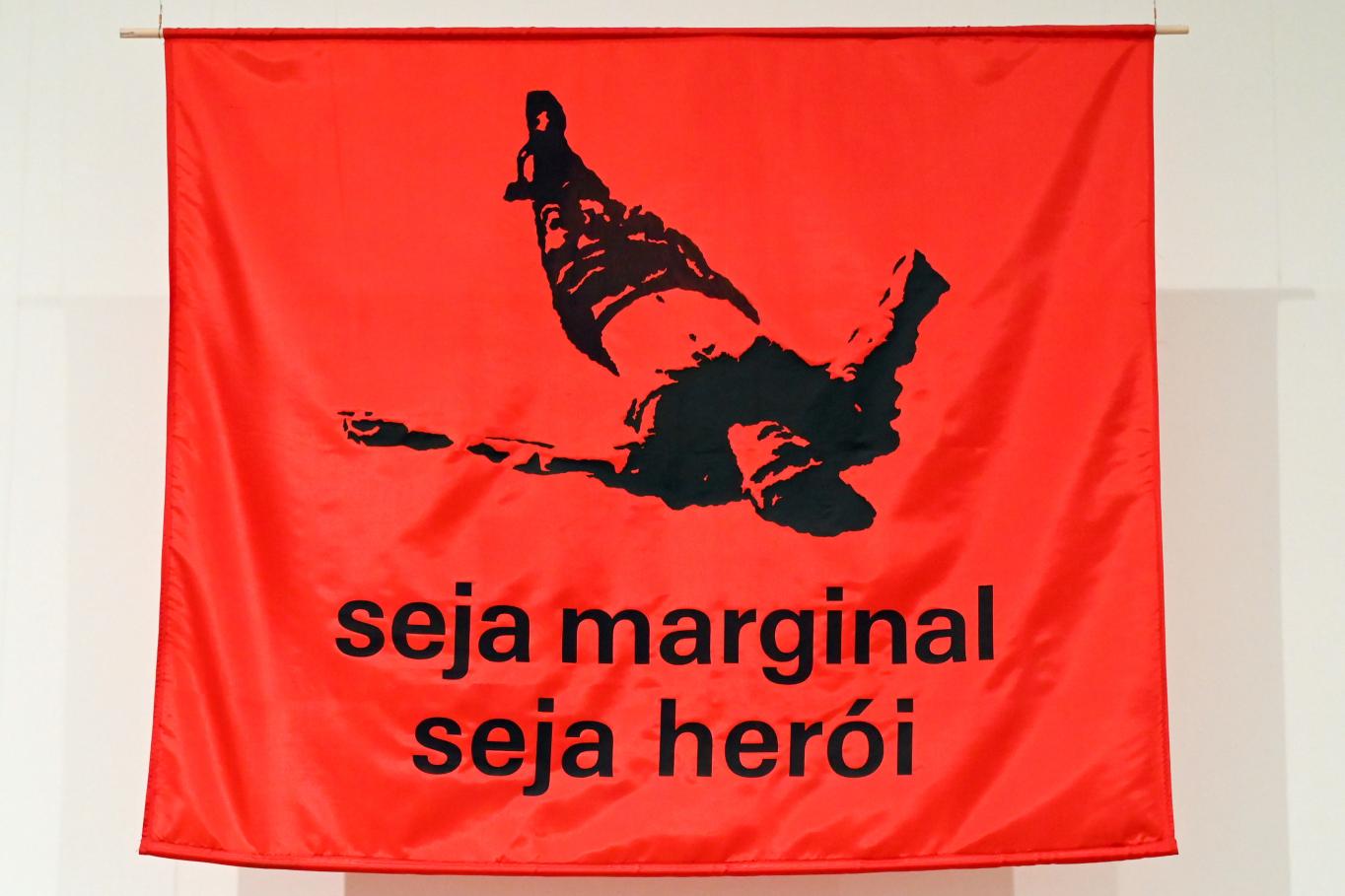 Hélio Oiticica (1957–1968), seja marginal, seja herói (Sei ein Held, sei ein Geächteter), London, Tate Gallery of Modern Art (Tate Modern), Artist and Society 2, 1968, Bild 1/2