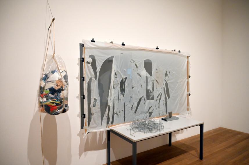 Gustav Metzger (1960–2016), Nachbildung der ersten öffentlichen Demonstration autodestruktiver Kunst, London, Tate Gallery of Modern Art (Tate Modern), Artist and Society 7, 1960, Bild 2/4