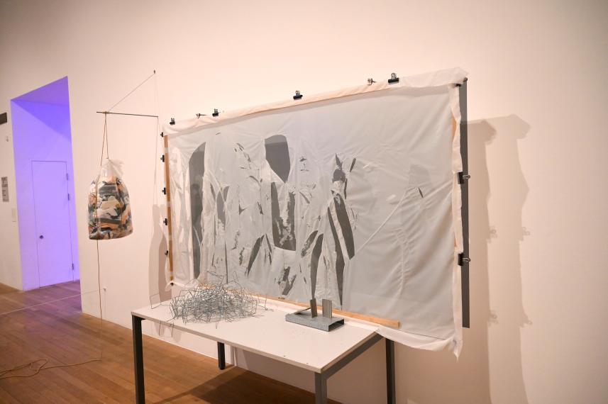 Gustav Metzger (1960–2016), Nachbildung der ersten öffentlichen Demonstration autodestruktiver Kunst, London, Tate Gallery of Modern Art (Tate Modern), Artist and Society 7, 1960, Bild 3/4