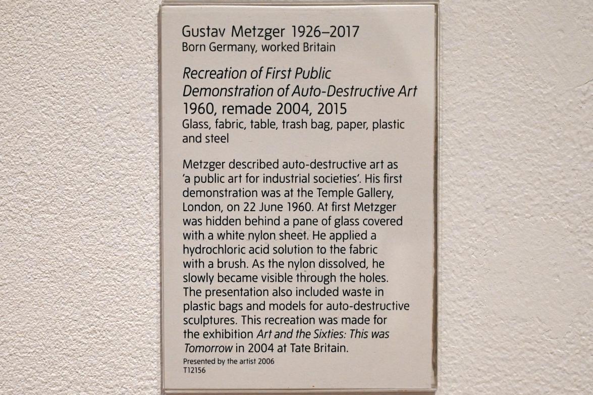 Gustav Metzger (1960–2016), Nachbildung der ersten öffentlichen Demonstration autodestruktiver Kunst, London, Tate Gallery of Modern Art (Tate Modern), Artist and Society 7, 1960, Bild 4/4