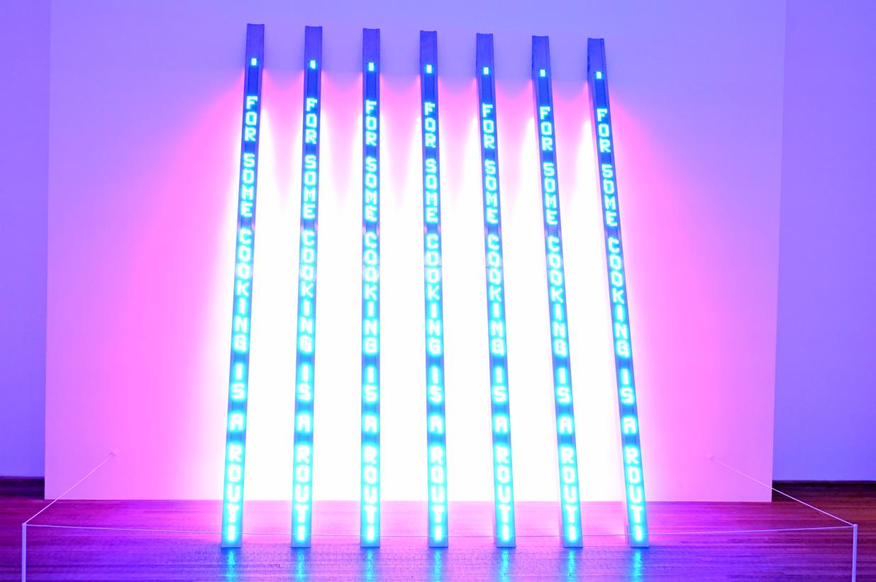 Jenny Holzer (1987–2014), BLUE PURPLE TILT, London, Tate Gallery of Modern Art (Tate Modern), Artist and Society 8, 2007, Bild 2/4