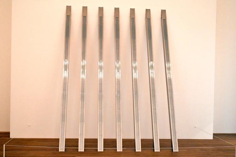 Jenny Holzer (1987–2014), BLUE PURPLE TILT, London, Tate Gallery of Modern Art (Tate Modern), Artist and Society 8, 2007, Bild 3/4