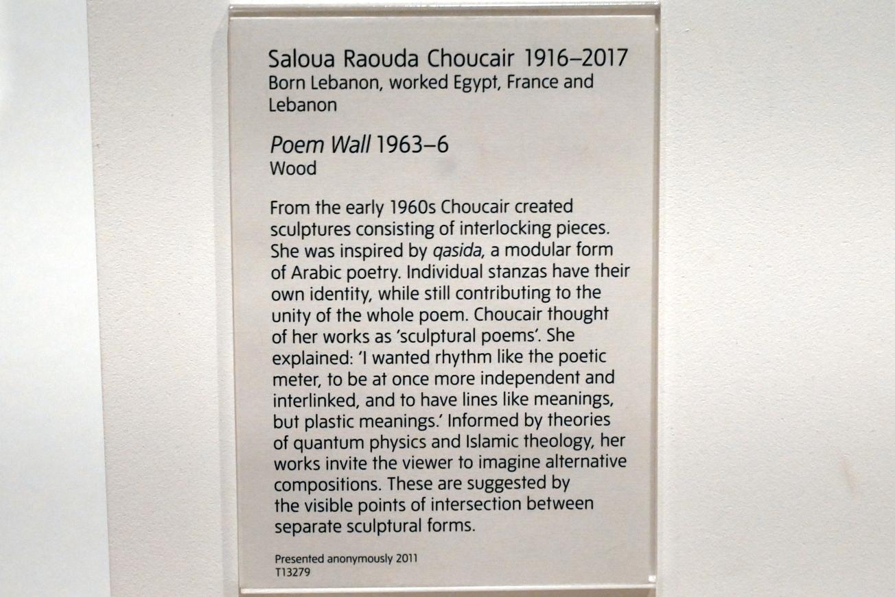 Saloua Raouda Choucair (1951–1964), Gedichtswand, London, Tate Gallery of Modern Art (Tate Modern), In the Studio 13, 1963, Bild 3/3