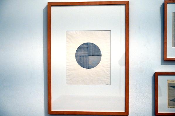Lenore Tawney (1962–1965), Licht in der Dunkelheit, London, Tate Gallery of Modern Art (Tate Modern), In the Studio 1, 1965, Bild 1/2