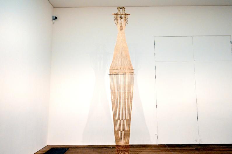 Lenore Tawney (1962–1965), Die Königin, London, Tate Gallery of Modern Art (Tate Modern), In the Studio 1, 1962, Bild 2/4