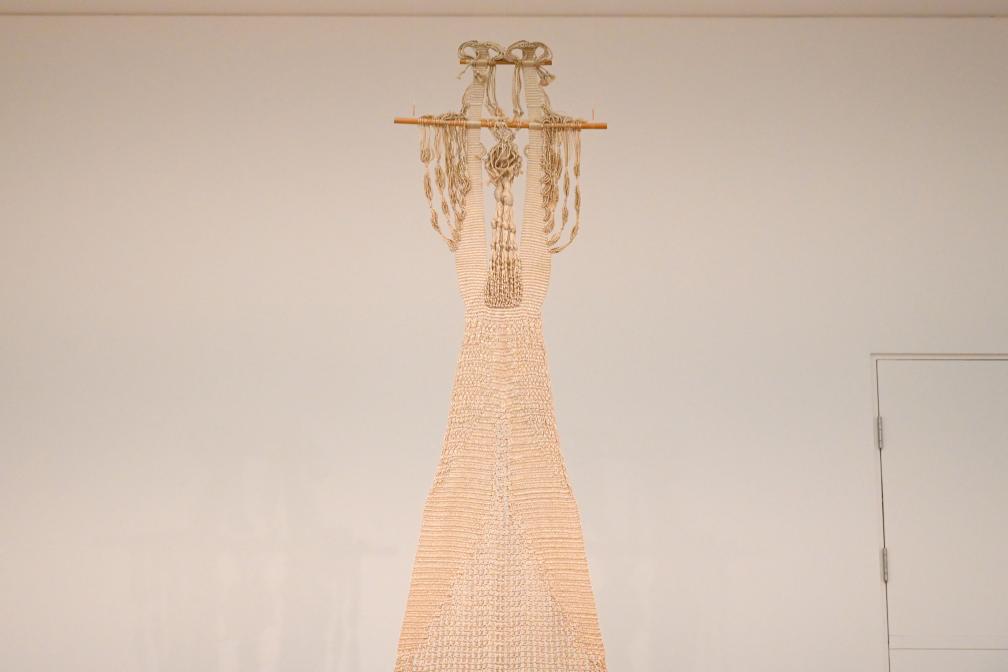 Lenore Tawney (1962–1965), Die Königin, London, Tate Gallery of Modern Art (Tate Modern), In the Studio 1, 1962, Bild 3/4