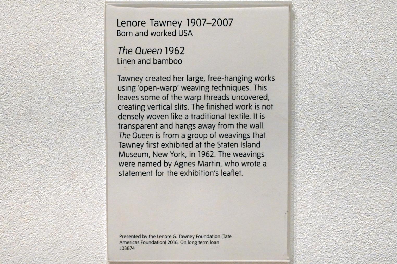 Lenore Tawney (1962–1965), Die Königin, London, Tate Gallery of Modern Art (Tate Modern), In the Studio 1, 1962, Bild 4/4