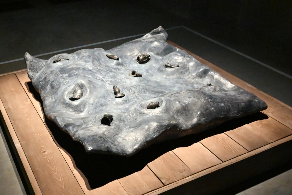 Veronica Ryan (1985), Relikte im Kissen der Träume, London, Tate Gallery of Modern Art (Tate Modern), The Tanks, 1985, Bild 2/5