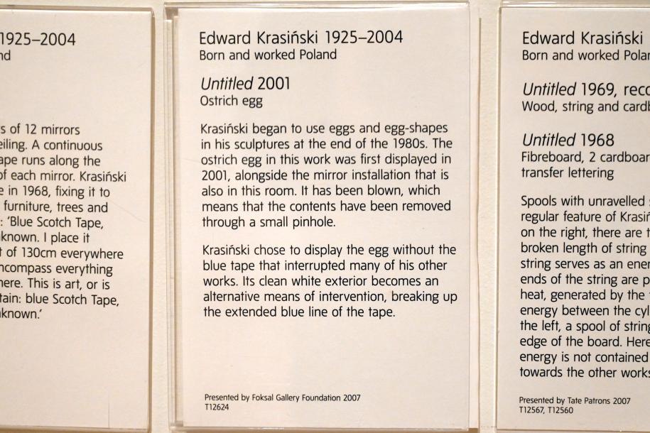 Edward Krasiński (1968–2001), Ohne Titel, London, Tate Gallery of Modern Art (Tate Modern), Performer and Participant 8, 2001, Bild 2/2