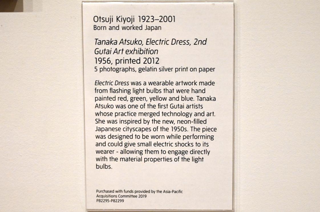 Kiyoji Ōtsuji (1956–1957), Tanaka Atsuko, Elektrische Bekleidung, 2. Gutai-Ausstellung, London, Tate Gallery of Modern Art (Tate Modern), Performer and Participant 4, 1956, Bild 2/2