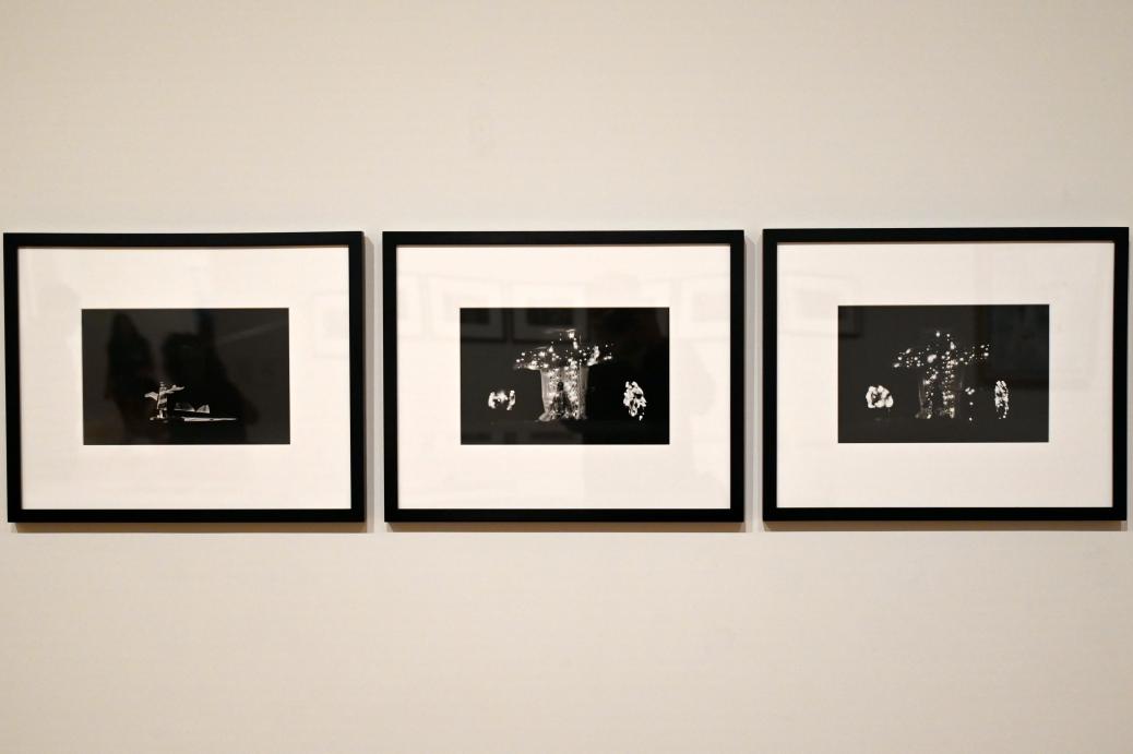 Kiyoji Ōtsuji (1956–1957), Tanaka Atsuko, Bühnenbekleidung, Gutai-Ausstellung auf der Bühne, London, Tate Gallery of Modern Art (Tate Modern), Performer and Participant 4, 1957, Bild 1/3