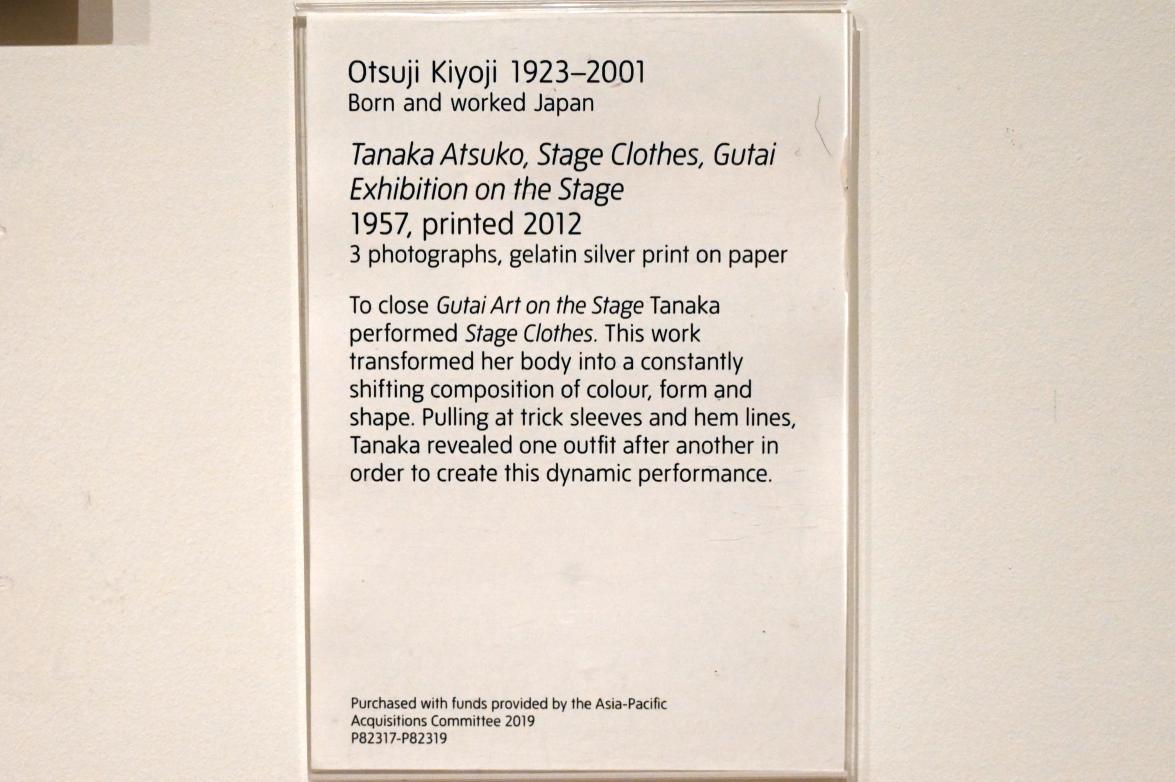 Kiyoji Ōtsuji (1956–1957), Tanaka Atsuko, Bühnenbekleidung, Gutai-Ausstellung auf der Bühne, London, Tate Gallery of Modern Art (Tate Modern), Performer and Participant 4, 1957, Bild 2/3