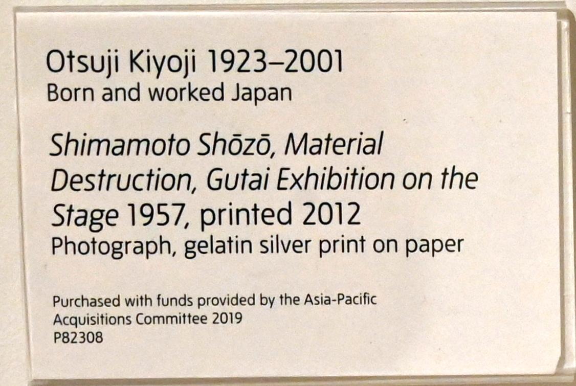 Kiyoji Ōtsuji (1956–1957), Shimamoto Shozo, Materialzerstörung, Gutai-Ausstellung auf der Bühne, London, Tate Gallery of Modern Art (Tate Modern), Performer and Participant 4, 1957, Bild 2/3