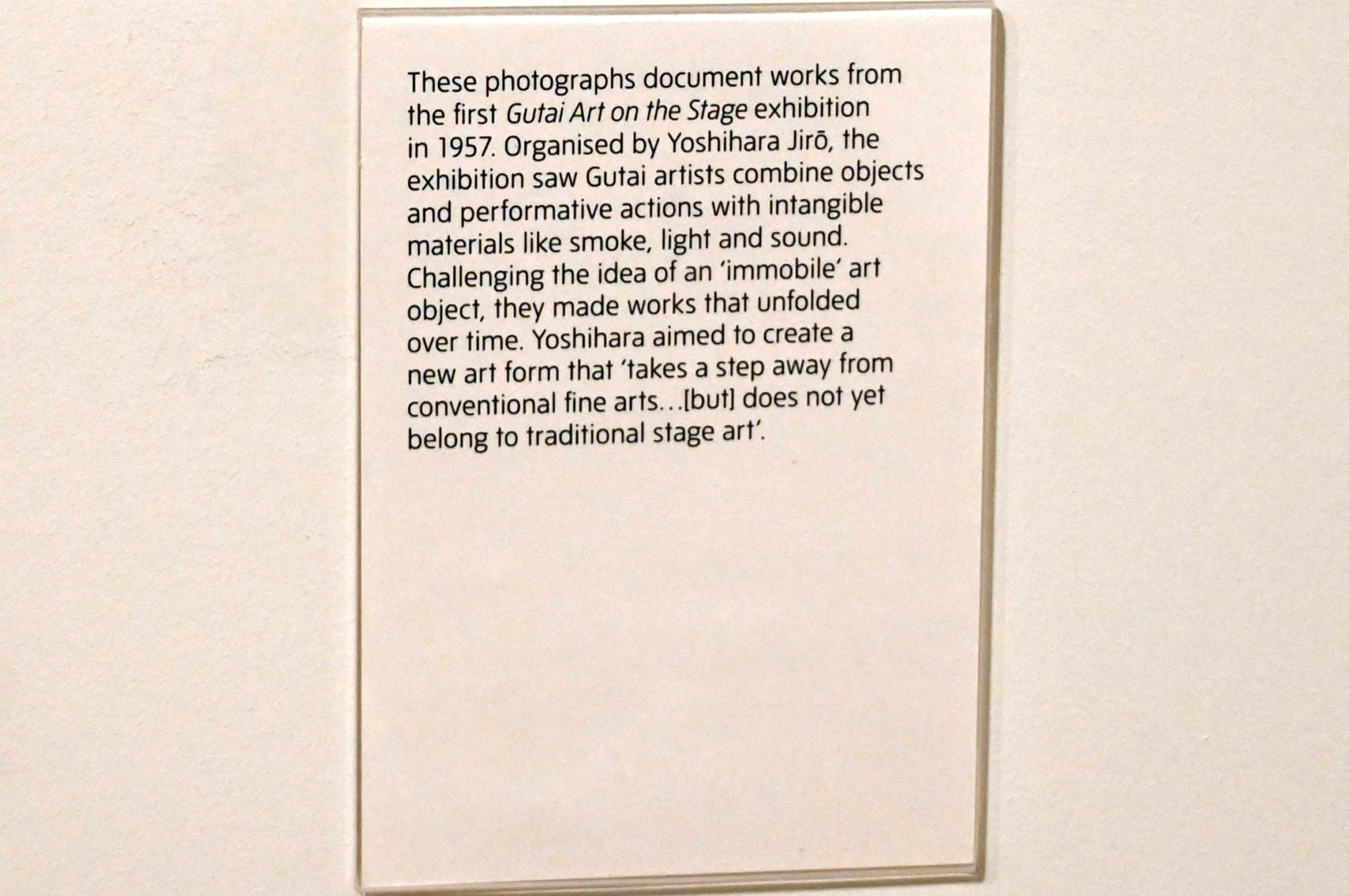 Kiyoji Ōtsuji (1956–1957), Murakami Saburo, Wrestling mit Paravent, Gutai Ausstellung auf der Bühne, London, Tate Gallery of Modern Art (Tate Modern), Performer and Participant 4, 1957, Bild 3/3