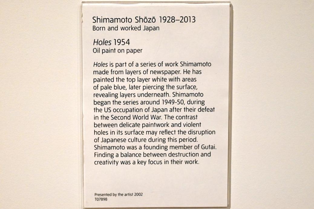 Shozo Shimamoto (1954), Löcher, London, Tate Gallery of Modern Art (Tate Modern), Performer and Participant 4, 1954, Bild 2/2