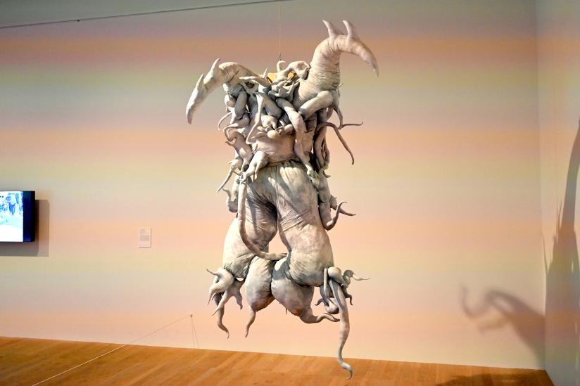 Lee Bul (1988–1990), Ohne Titel (Gier nach Weiß), London, Tate Gallery of Modern Art (Tate Modern), Performer and Participant 3, 1988, Bild 3/4