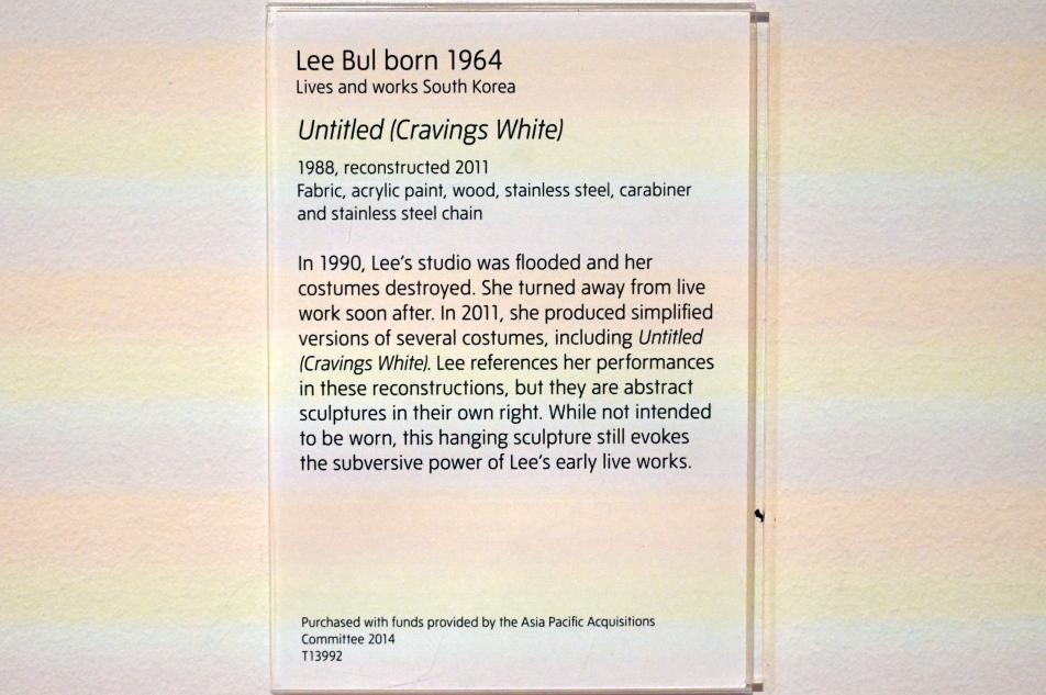 Lee Bul (1988–1990), Ohne Titel (Gier nach Weiß), London, Tate Gallery of Modern Art (Tate Modern), Performer and Participant 3, 1988, Bild 4/4