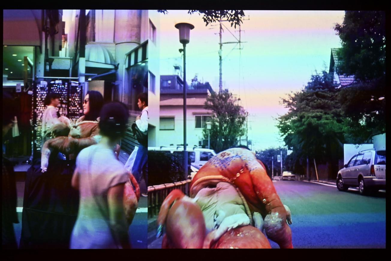 Lee Bul (1988–1990), Entschuldigung für das Leiden - Du denkst, ich bin ein Welpe auf einem Picknick?, London, Tate Gallery of Modern Art (Tate Modern), Performer and Participant 3, 1990, Bild 2/4