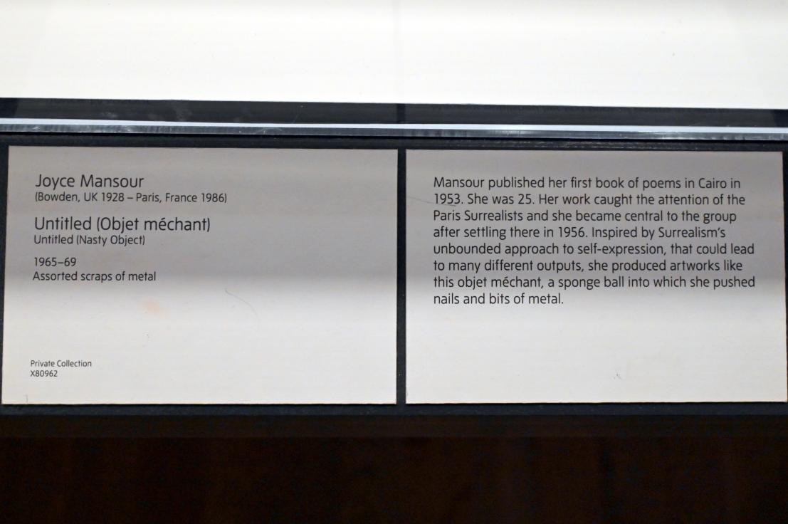 Joyce Mansour (1967), Ohne Titel (böses Objekt), London, Tate Modern, Ausstellung "Surrealism Beyond Borders" vom 24.02.-29.08.2022, Saal 2, 1965–1969, Bild 2/2